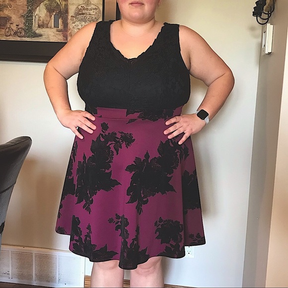 Beautiful Formal Dress with Soft Skirt Detail - Picture 2 of 10